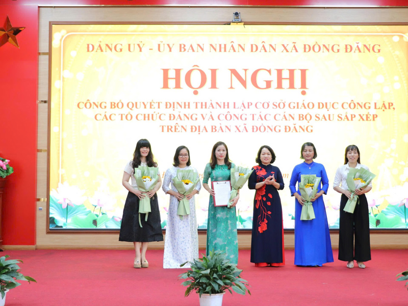 Công bố quyết định sáp nhập trường, thành lập Đảng bộ trường MN Hồng Phong